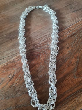 Zilvere ketting met een fantasy schakel.