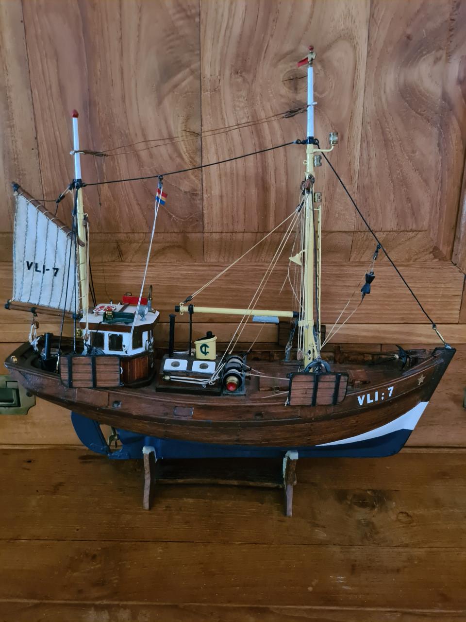 Prachtig gedetailleerd model van een vissersboot.
