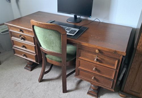 Klassiek houten bureau +stoel