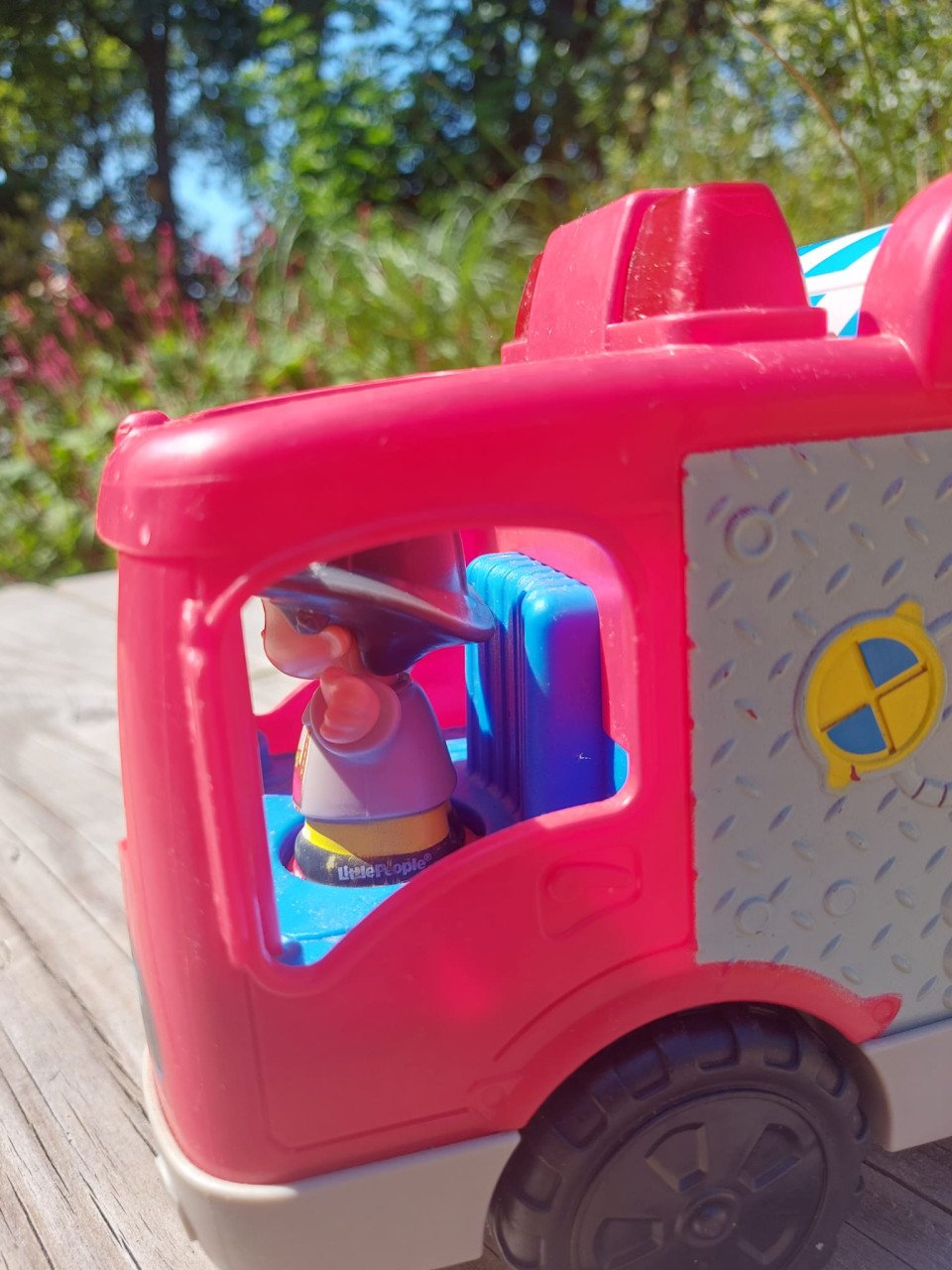 Mooie Fisher Price Little People Brandweerwagen met brandweerman