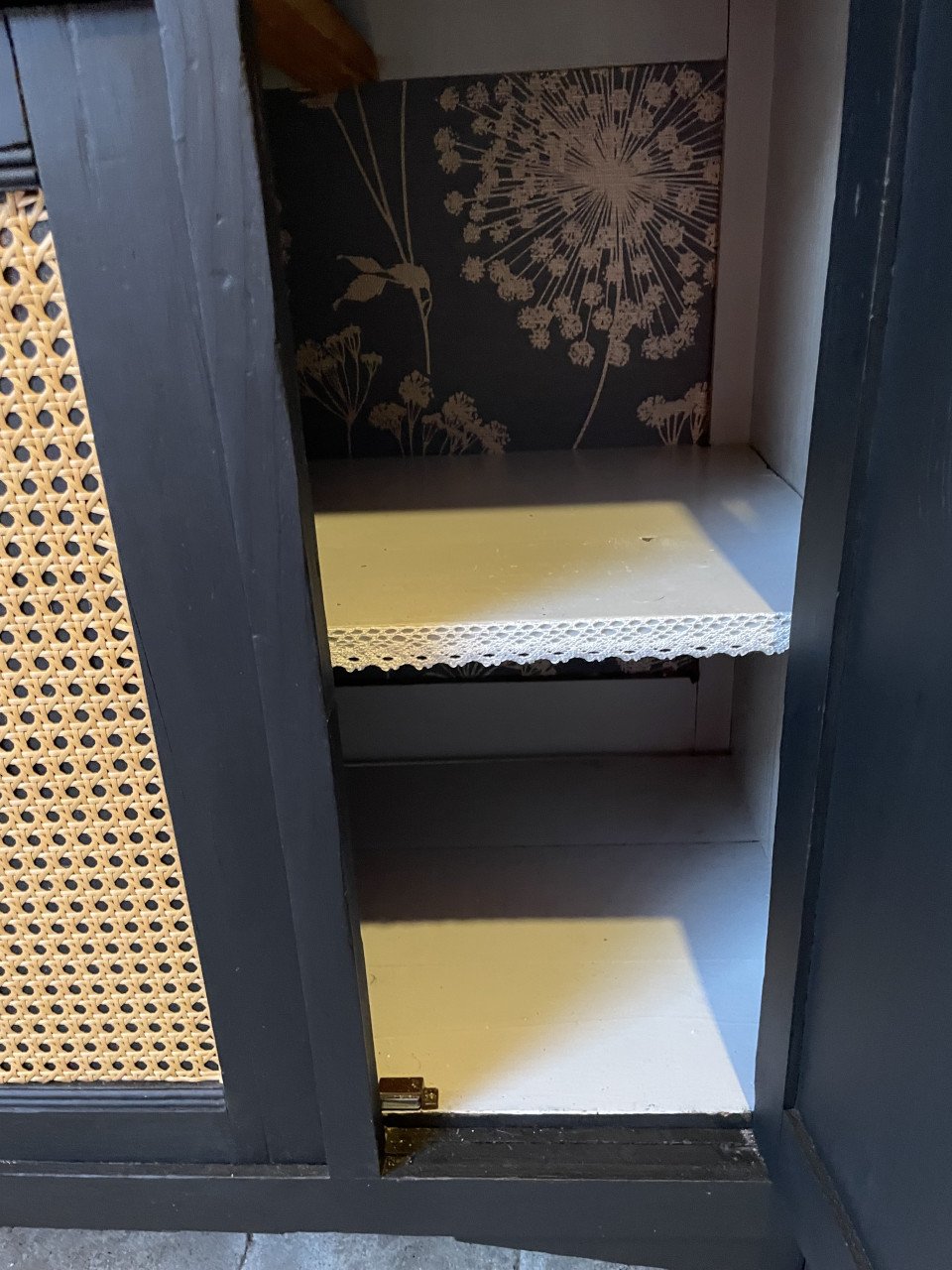 Ter koop: Unieke vintage Buffetkast met glas in lood