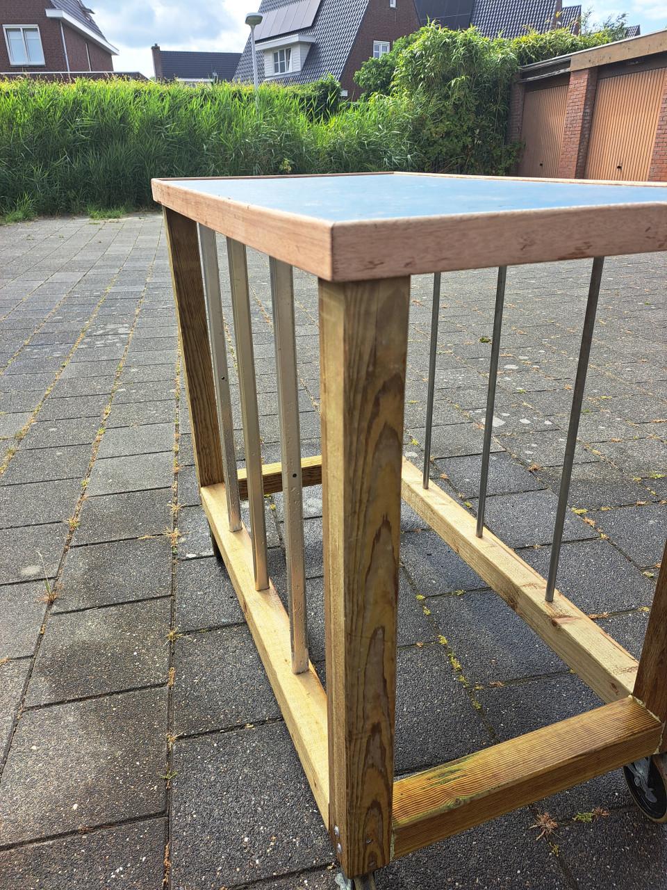 Verrijdbare werktafel/bandenopslag