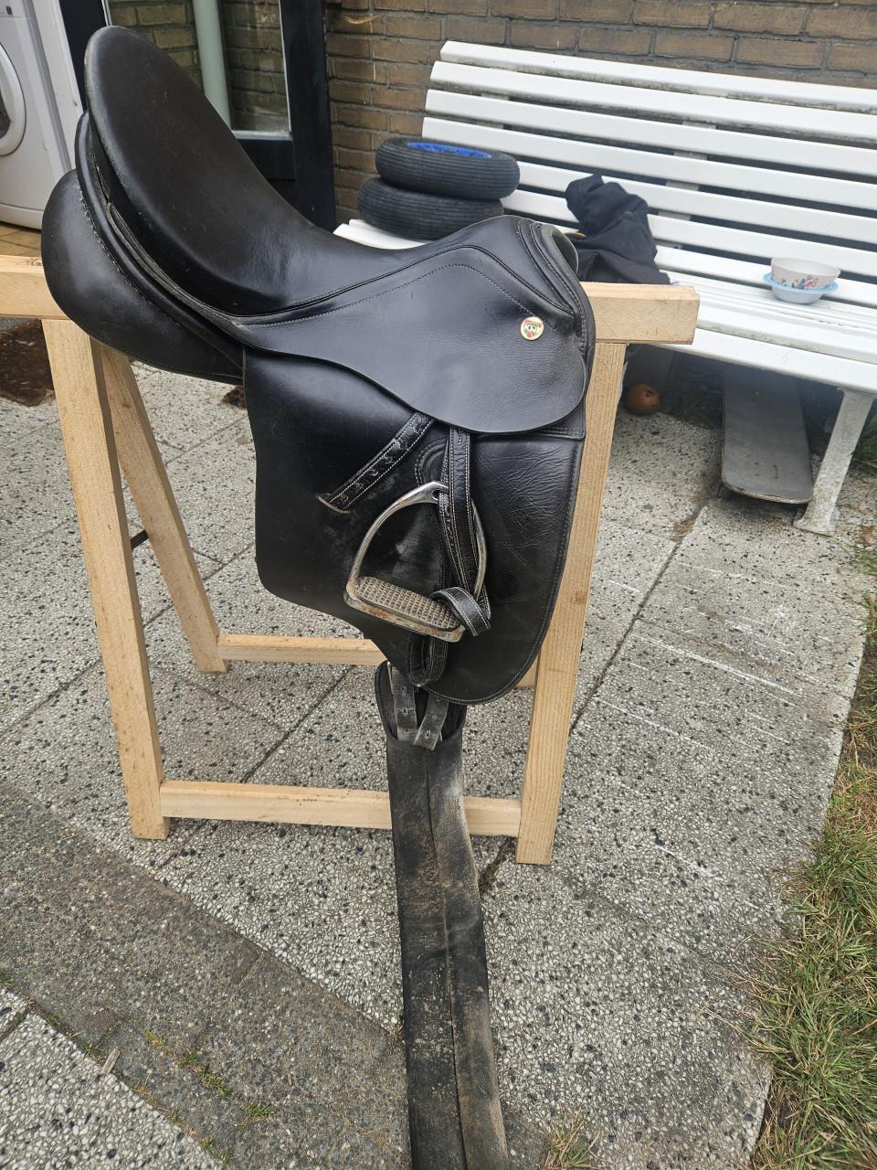 Dressuurzadel 17,5 inch KN