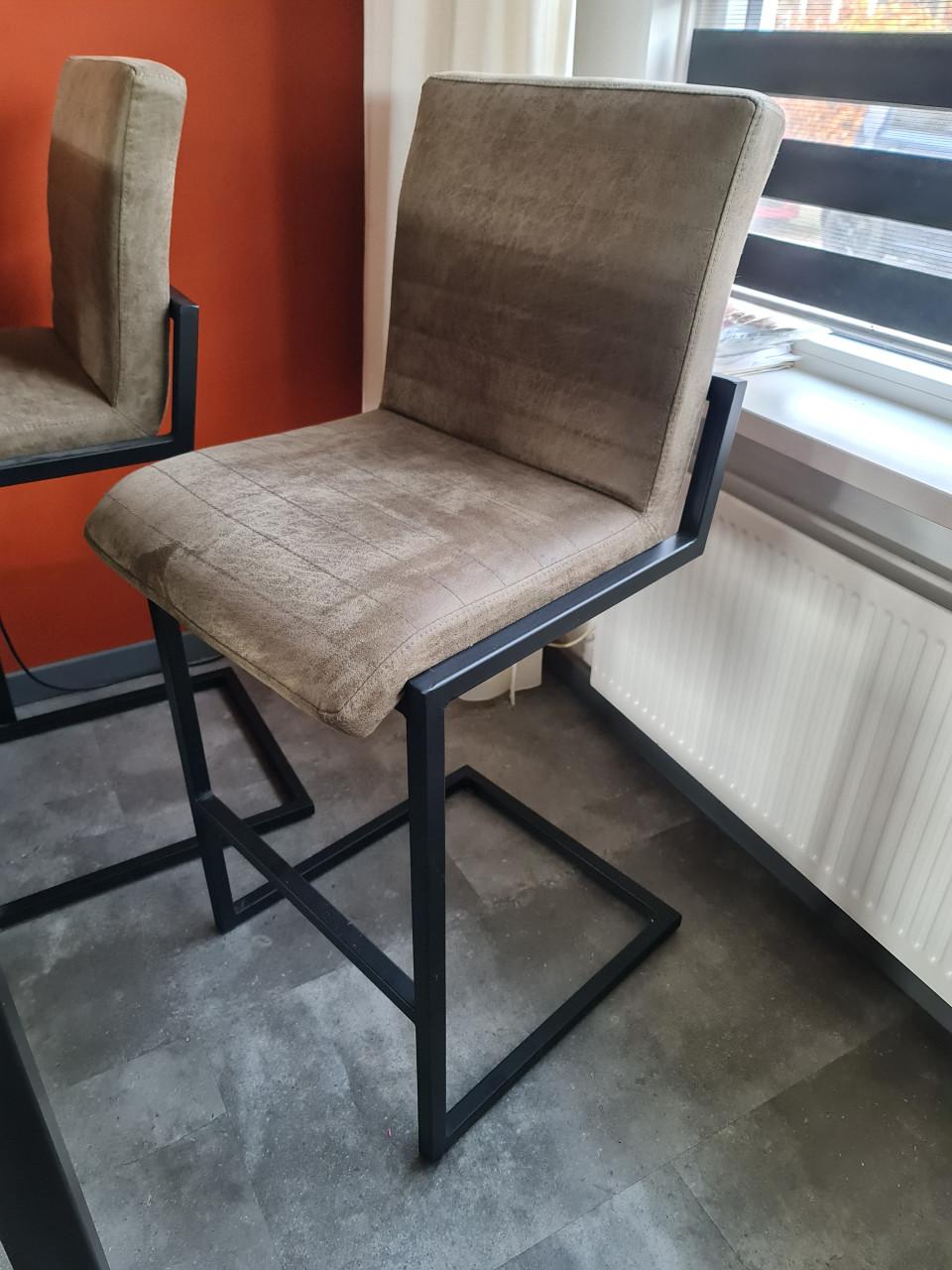 Bartafel met 4 barstoelen
