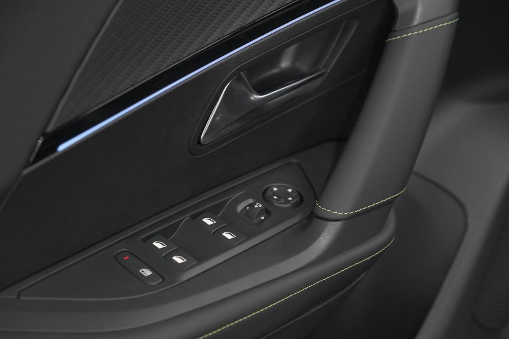 Peugeot E-2008 ev gt 54 kwh | 11 kw lader | warmtepomp | camera | alcantara