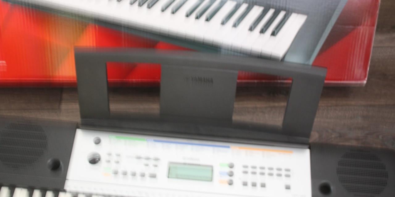 Yamaha YPT-255-Portable Keyboard