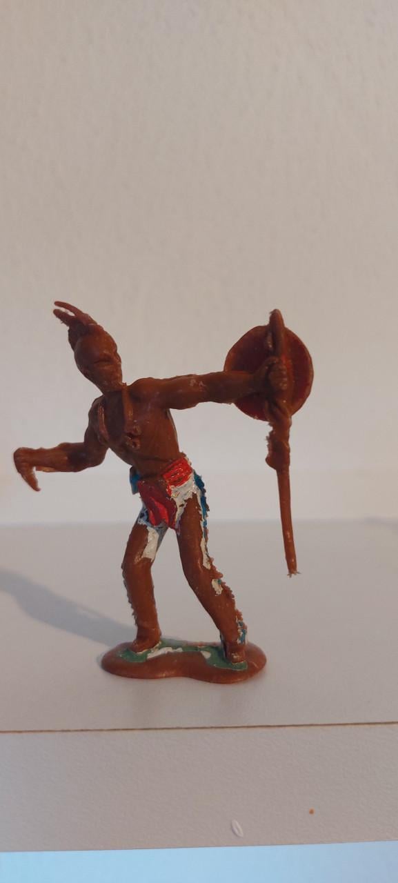 Te koop 3 Indianen figuren van Crescent Toy Co.