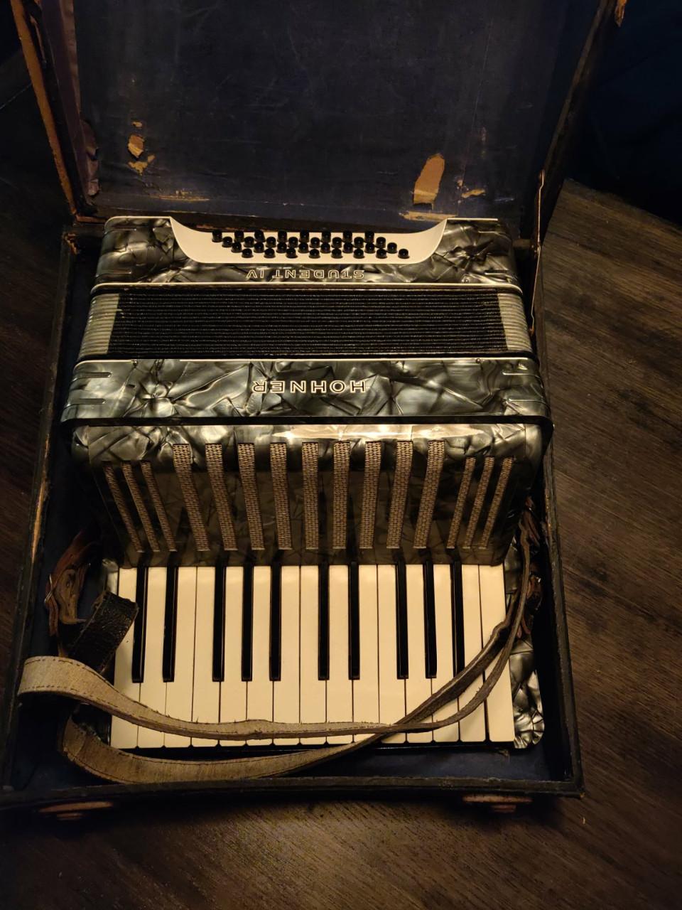 Hohner student iv accordeon
