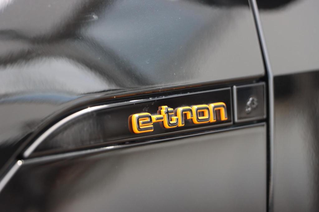 Audi E-tron sportback 55 quattro black edition 95 kwh 408pk s-line | soh 94