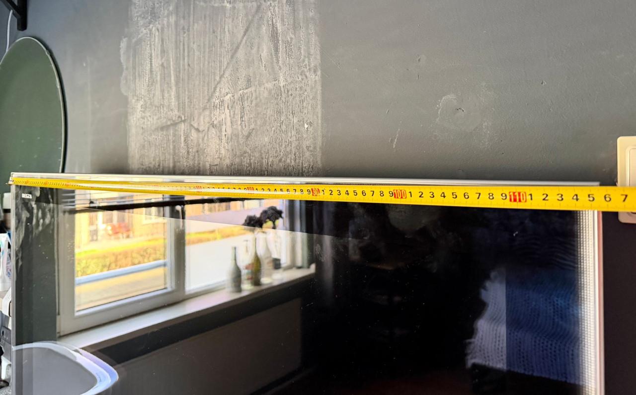 Toshiba TV met muurbeugel 136 diagonaal 115 x 72