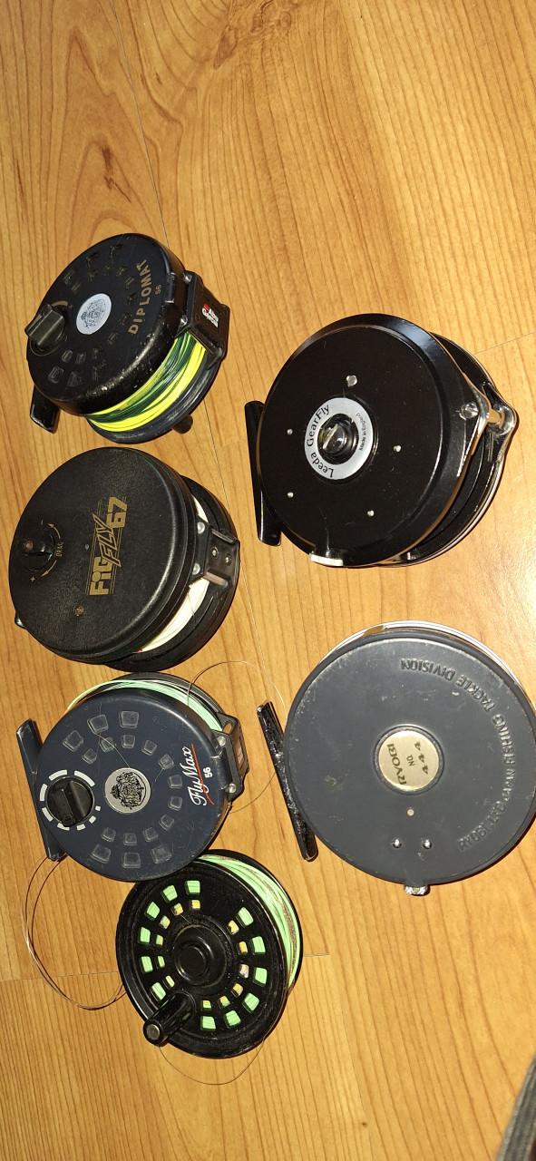 Hengels: vliegvishengels met rails en spinnerhengel met molen