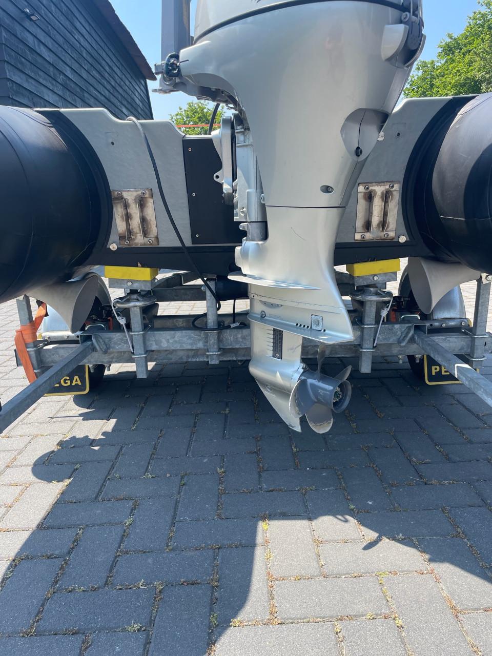 Hele nette set!! Bombard C3, Honda 8 PK en Pega trailer