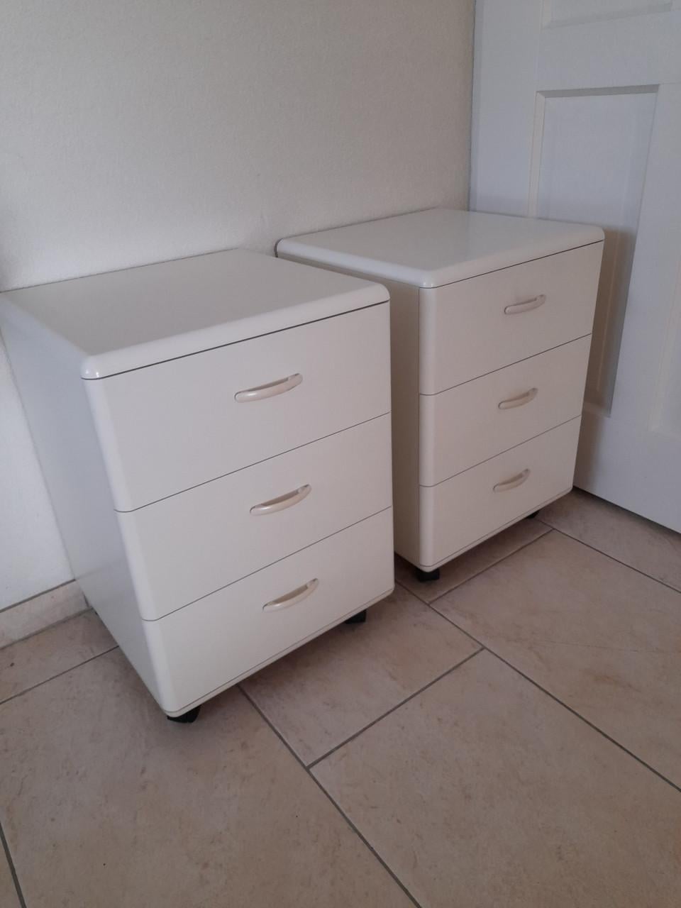 2 Nachtkastjes (in goede staat )  40 x 37 x 56H