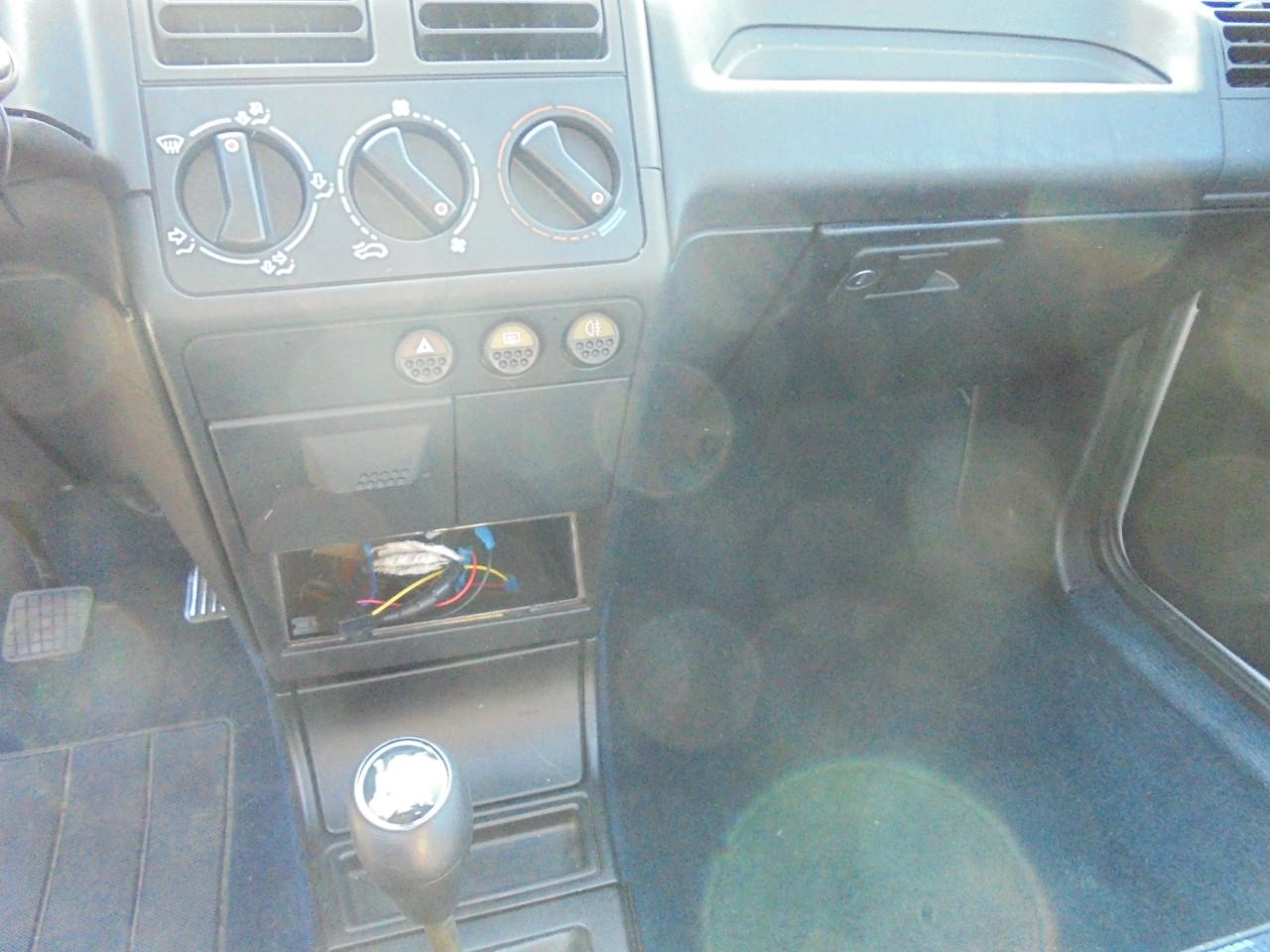 Peugeot 205 met een net interieur en kan gestart worden rijbare schade