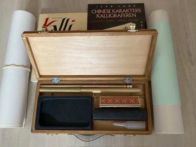 Twee Kalligrafie boekjes-werkmateriaal-rol rijstpapier en rol voorbeelden