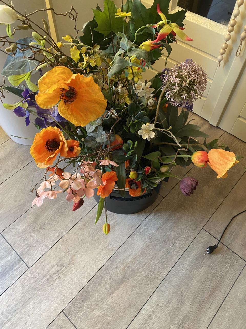 Hoge plantenbak lechuza 75 cm met bloemstuk