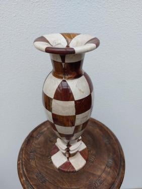 Decoratieve marmeren vaas met dambordpatroon