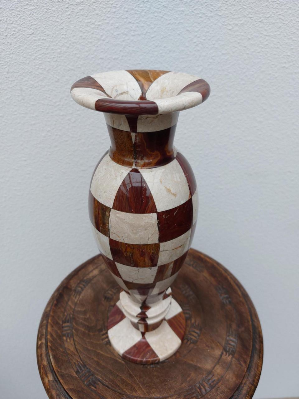 Decoratieve marmeren vaas met dambordpatroon