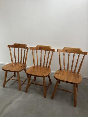 3 houten stoelen