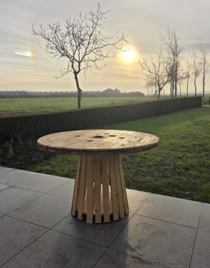 Houten tafels te huur