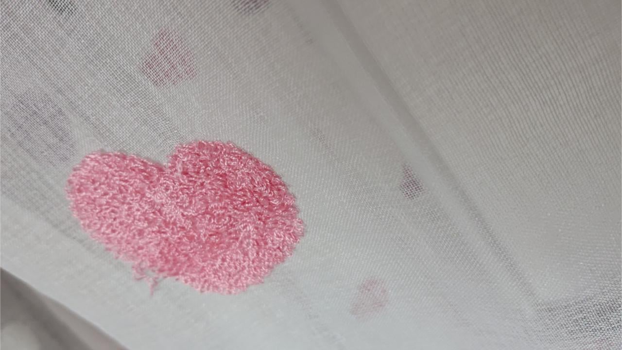 Tule gordijnen met hartjes 2 stuks (nieuw)