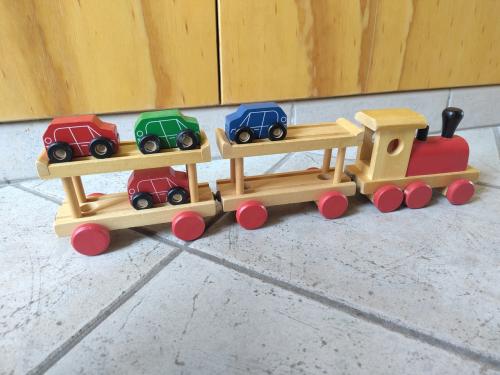 Houten trein met auto's