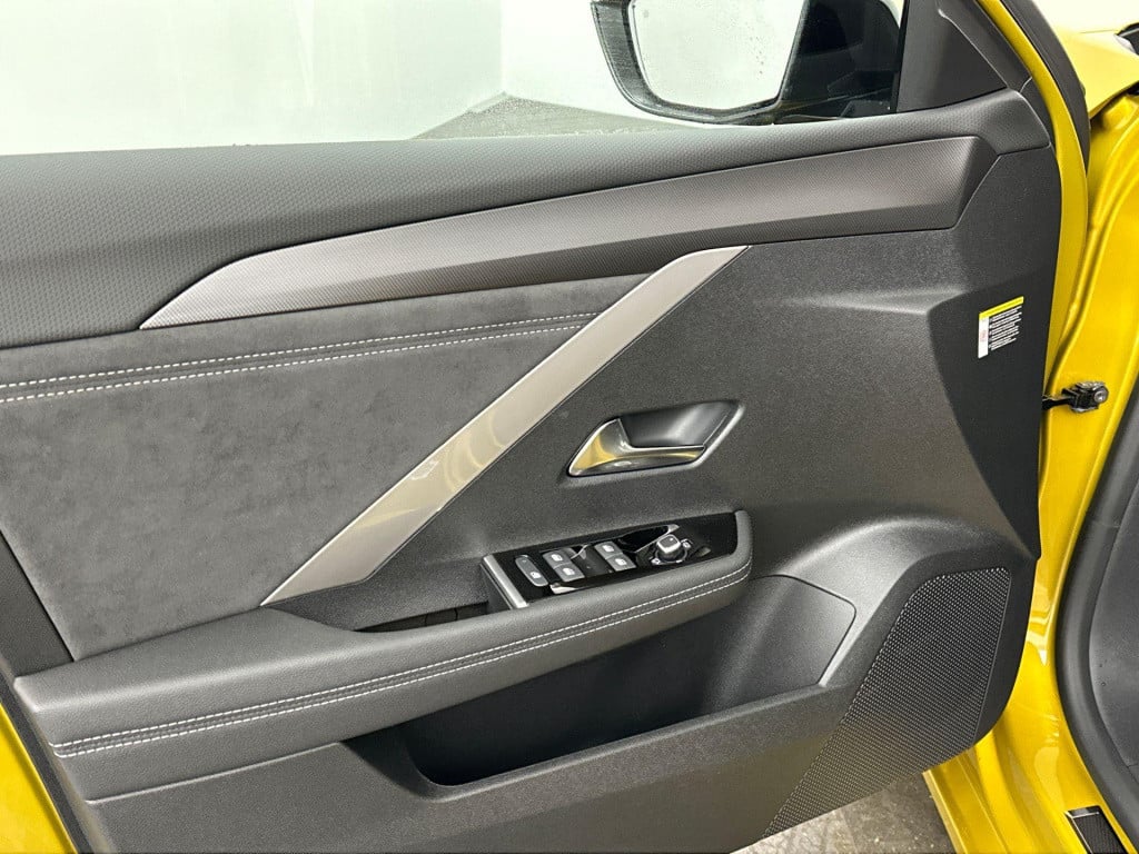 Opel Astra 1.6 turbo plug in hybrid ultimate | voorraadmodel | snel rijden 