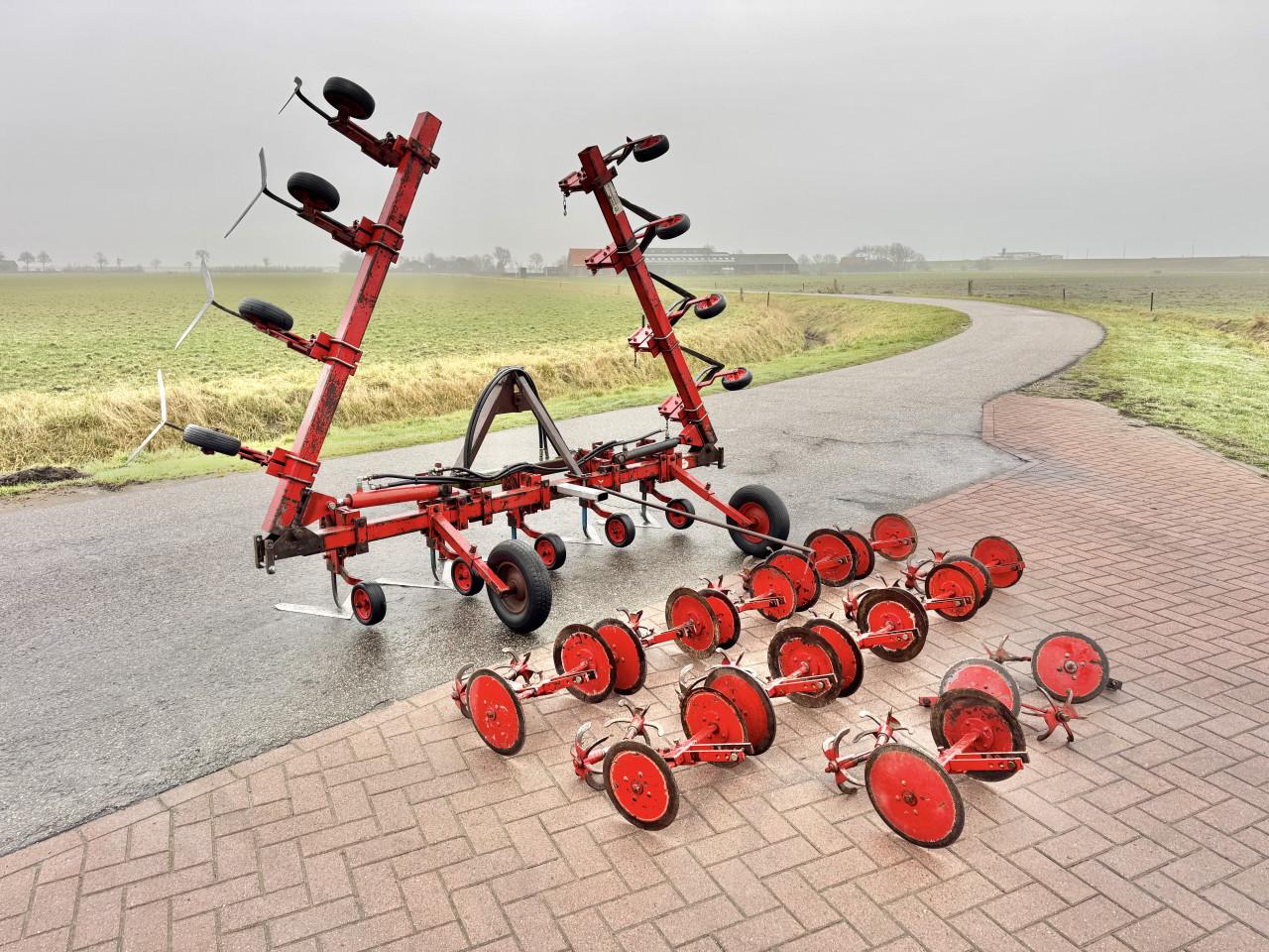 12 rijige Steketee Schoffelmachine Hydr.opklapbaar