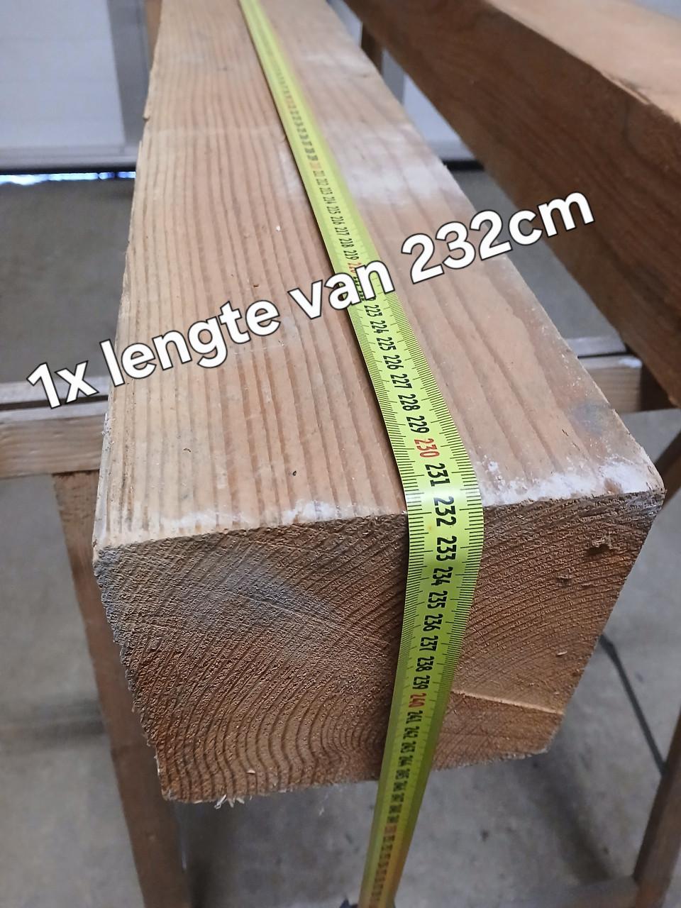 2 Dikke houten Douglas tuin palen van 15x15cm.