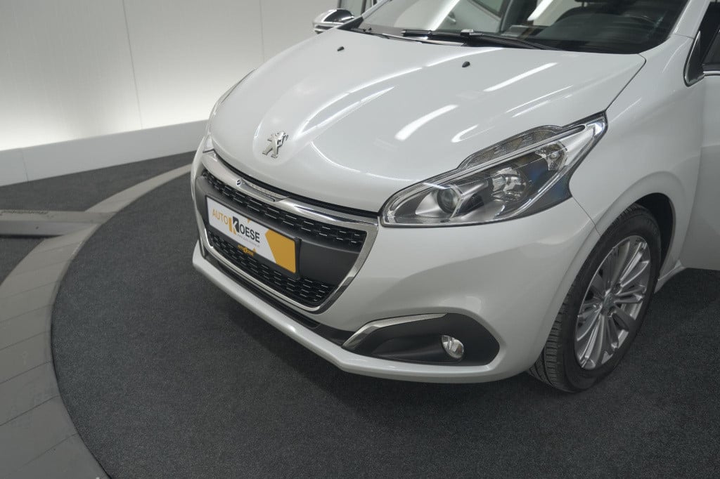 Peugeot 208 puretech 82 blue lease executive | parkeersensoren | navigatie 