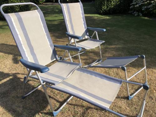 2 campingstoelen met voetensteun
