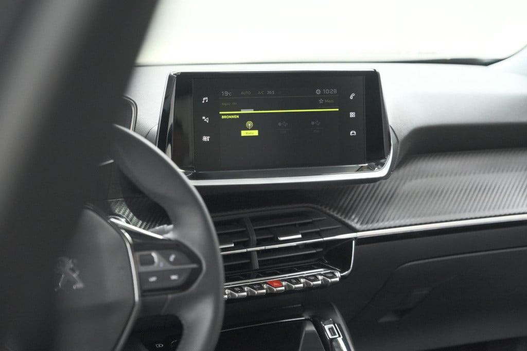 Peugeot 2008 puretech 102 allure pack | camera | apple carplay | parkeersen