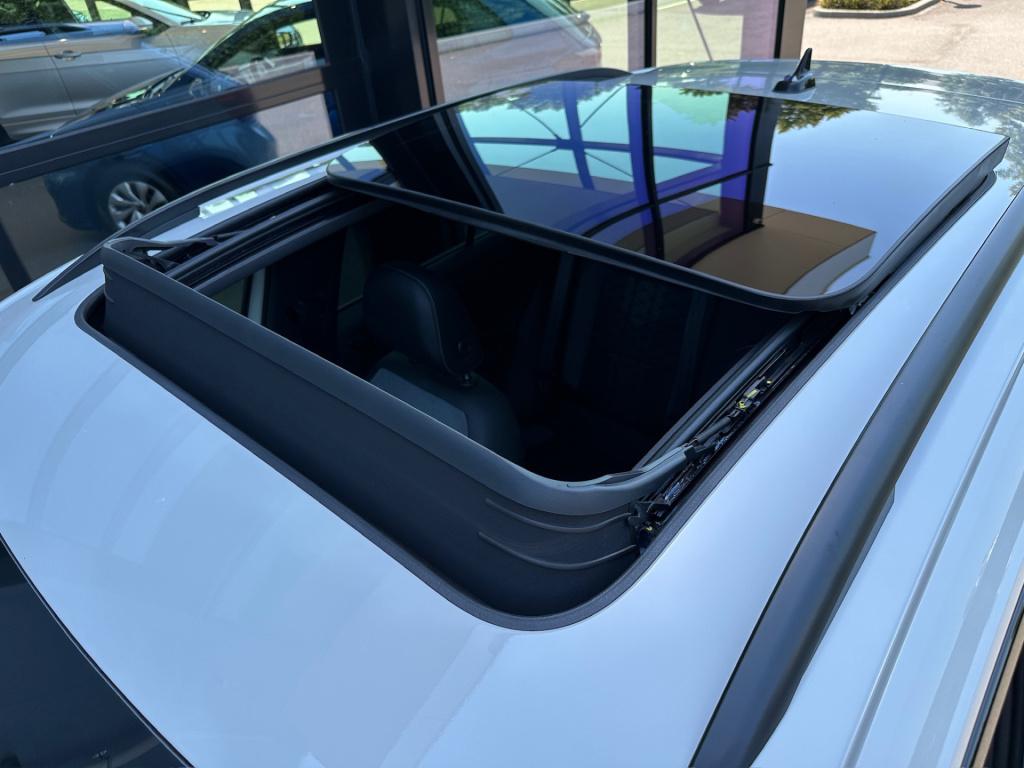 Volkswagen T-roc 1.5 tsi 150pk dsg r-line | black style | panoramadak | cam