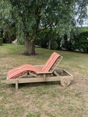 Houten ligstoel met kussen