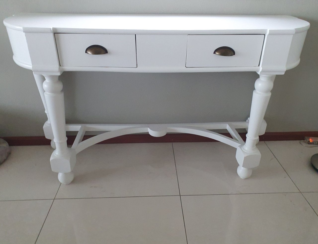 MOOIE LANDELIJKE WITTE SIDETABLE