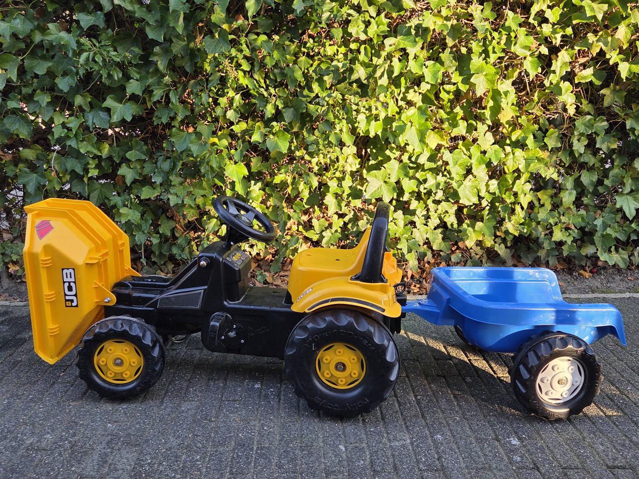 Traptractor met dumper en kar.