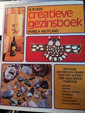 Boek Elseviers creatieve gezinsboek geschreven door Pamela Westland. 1975