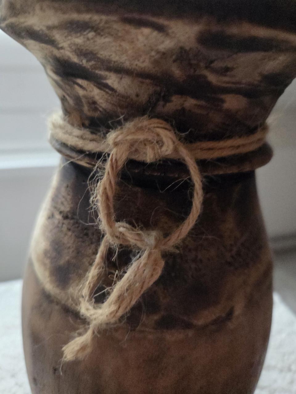 3 houten potten en gietijzeren sleutels