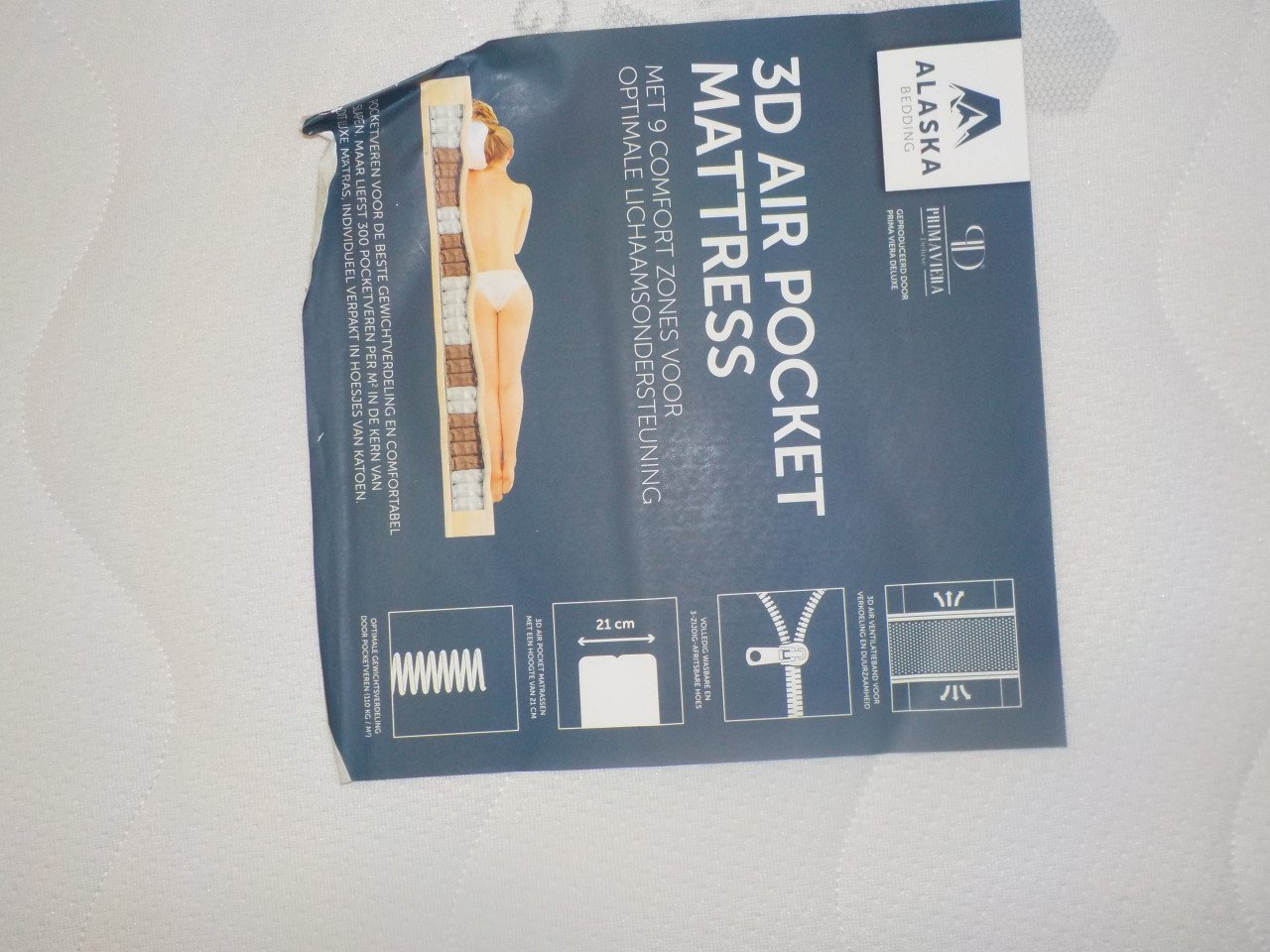 In zeer goede staat eenvoudig  Ikea ledikant + 2 matrassen 180 x 200 cm