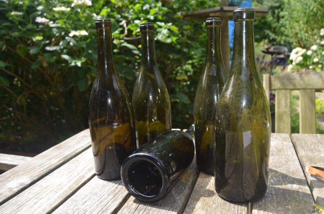 5 Oude wijnflessen, leeg uiteraard..........