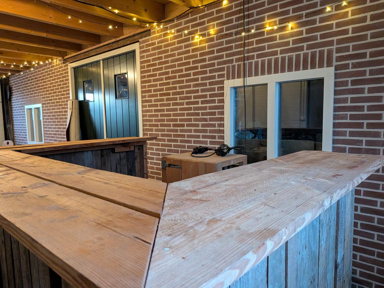 Te koop bar met krukken