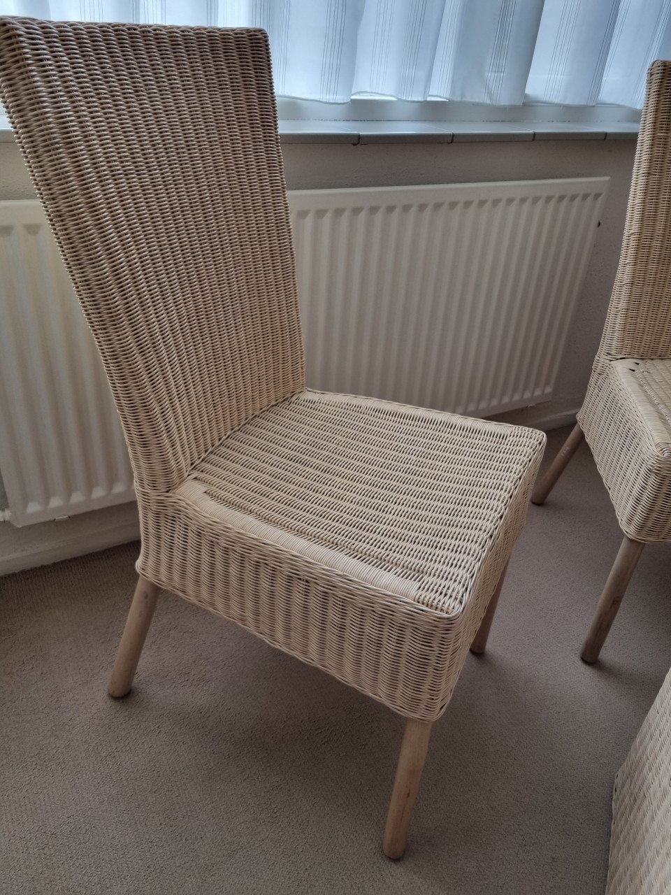 Rieten tafel + 2 stoelen, kleur wil