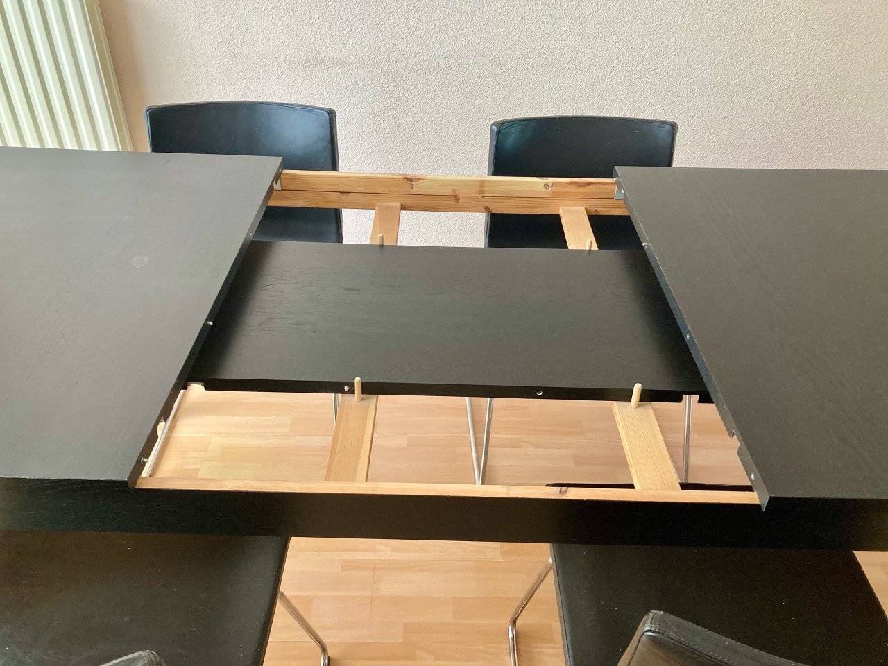 Uitschuifbare eetkamertafel met 4 stoelen.