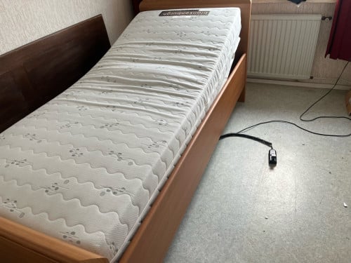 Elektrisch verstelbaar bed zo goed als nieuw