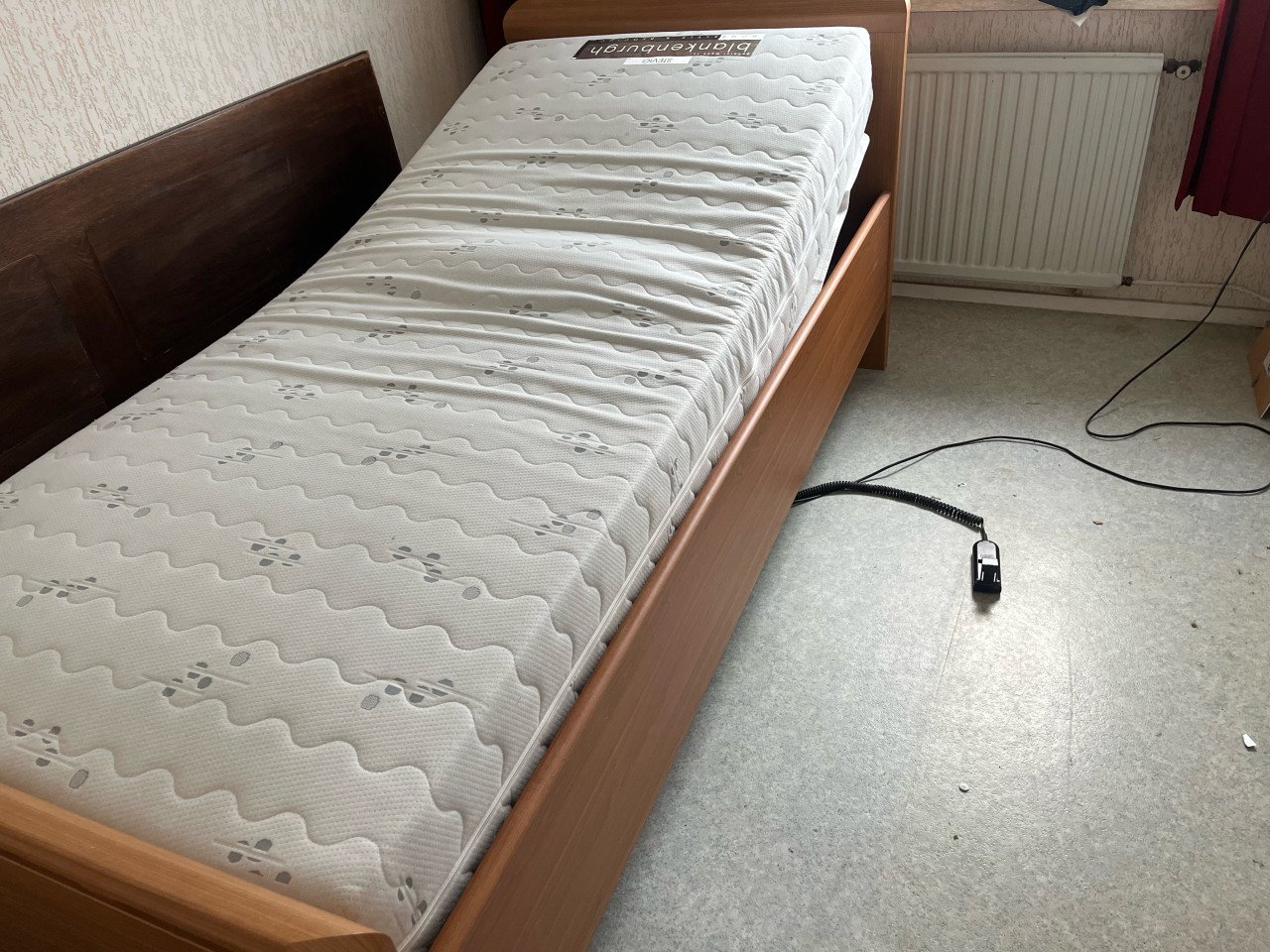 Elektrisch verstelbaar bed zo goed als nieuw
