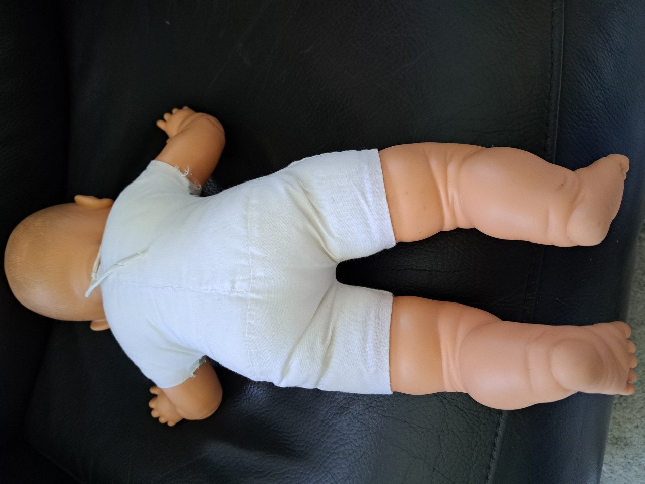 Babypop met zacht lijf en slaapoogjes 44 cm