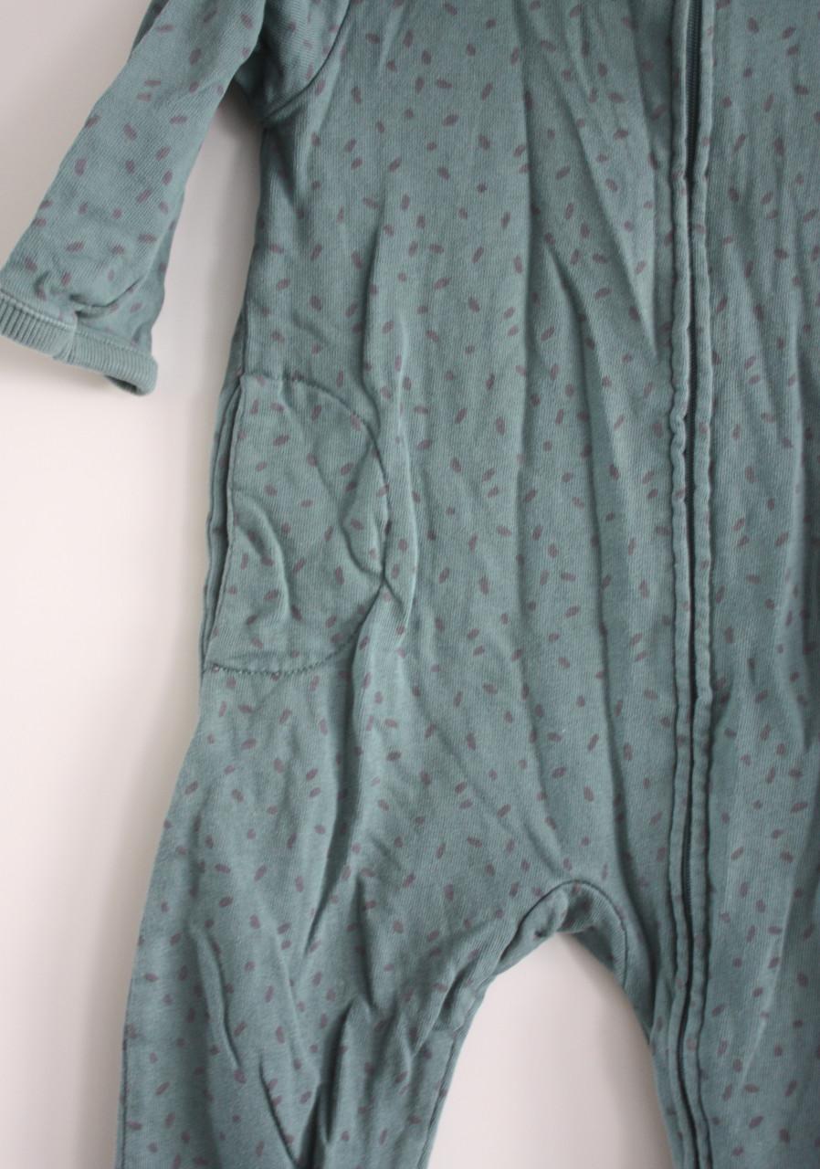 Groen pakje met zwarte stippen maat 74