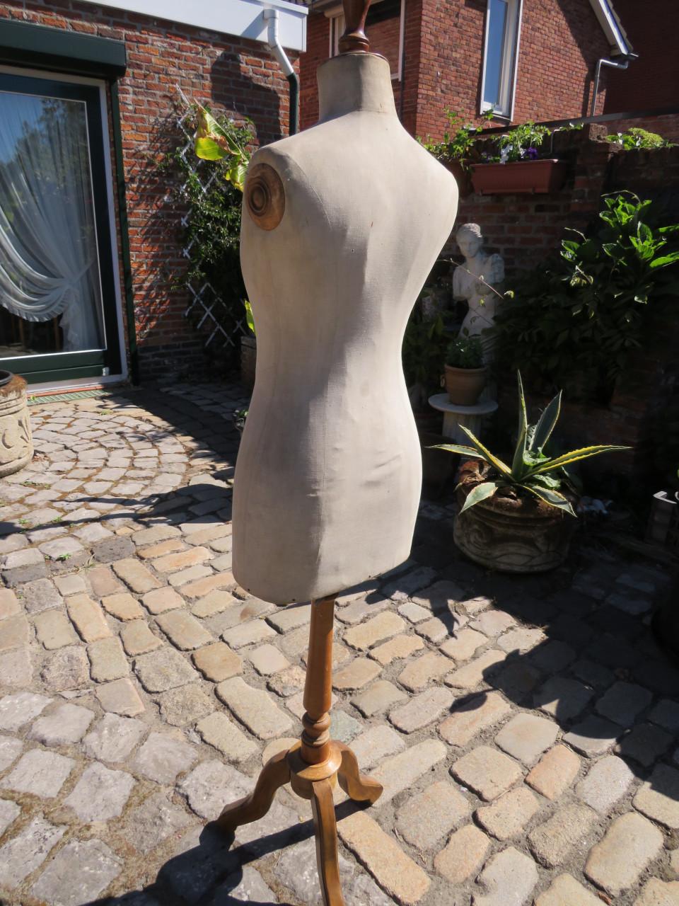 Antieke paspop met houten onderstel