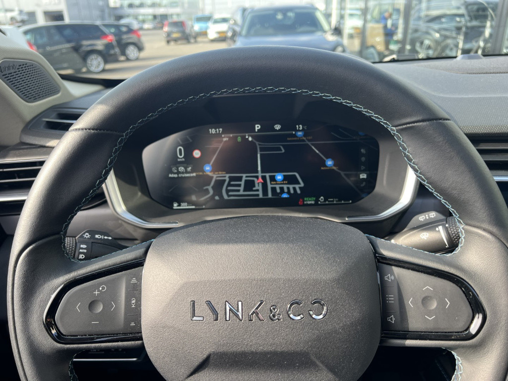 Lynk & Co 01 1.5 261pk plug in hybrid , zwarte velgen , panodak , 360 camer