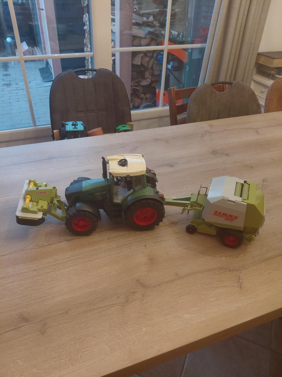 Bruder fendt met balenpers en grasmaaier